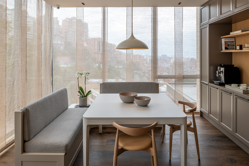 El diseño de este apartamento en bogotá logró un cálido minimalismo