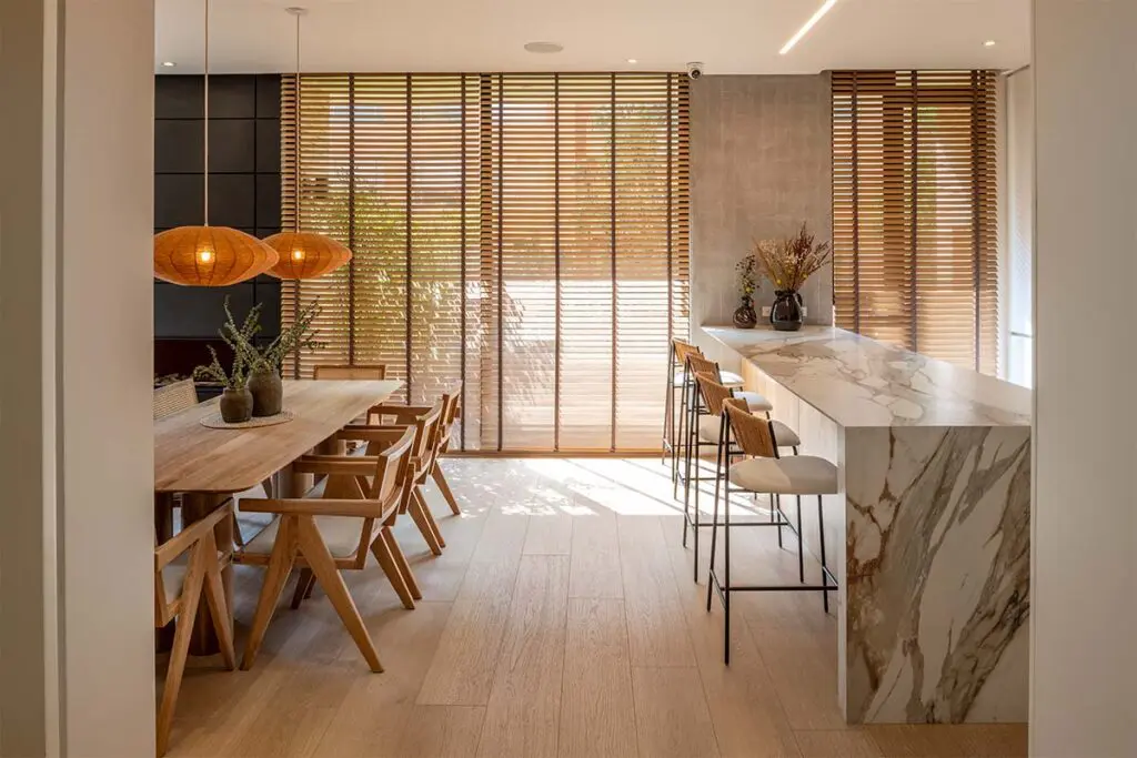 Interiorismo cálido: un apartamento remodelado para borrar los límites con el paisaje