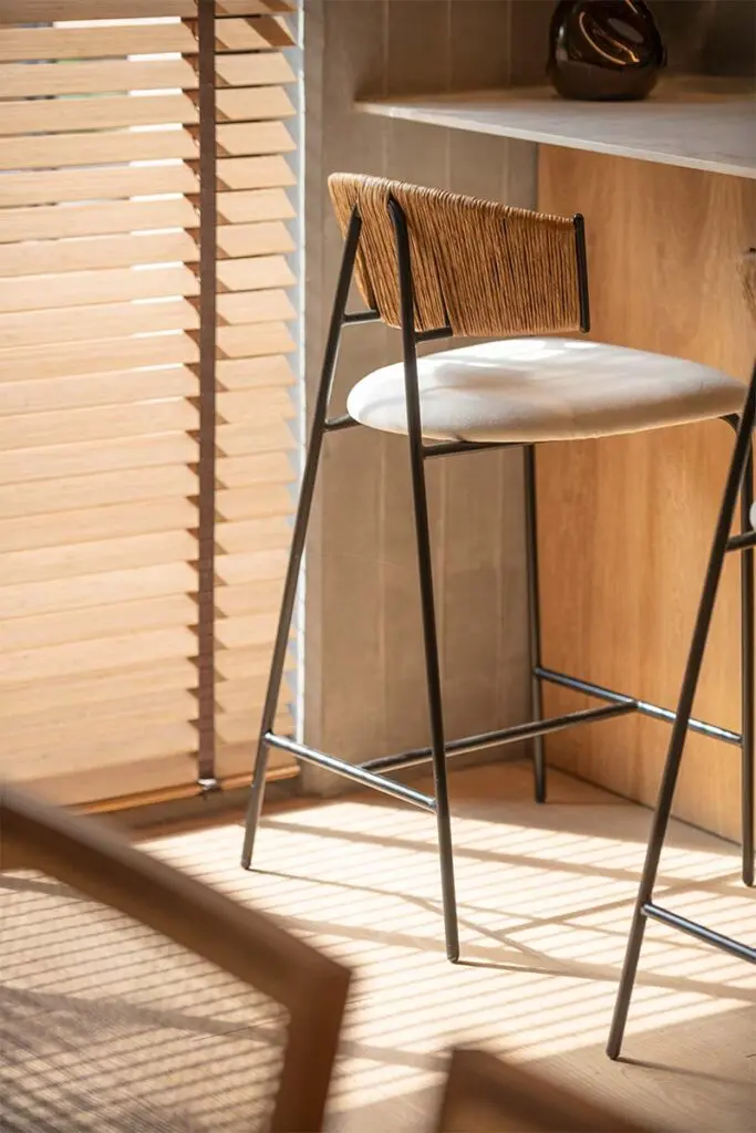 Interiorismo cálido: un apartamento remodelado para borrar los límites con el paisaje