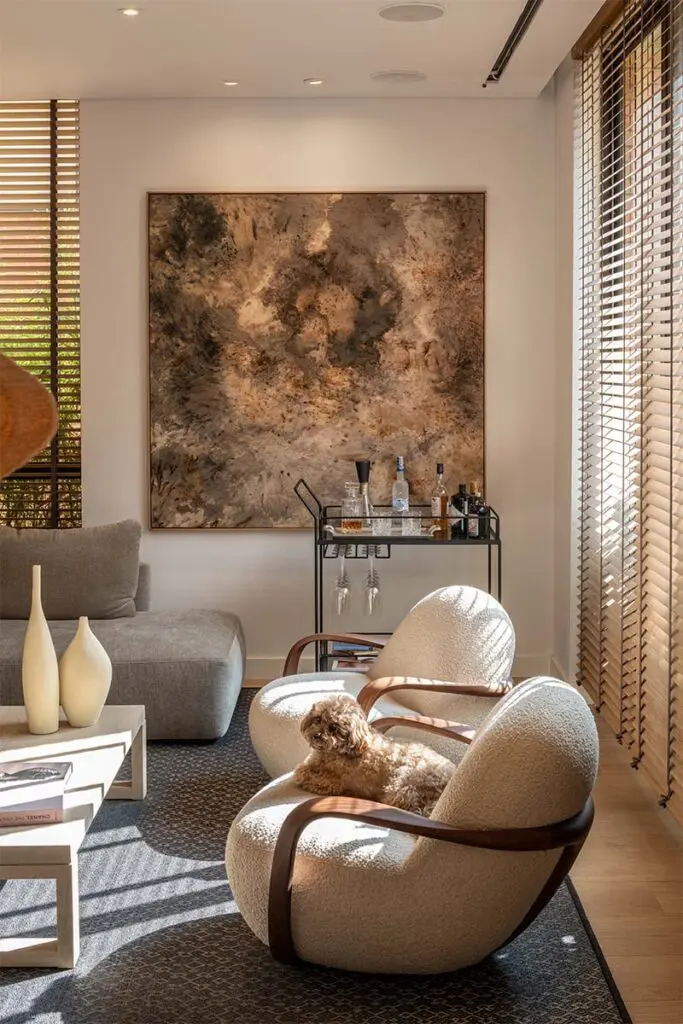 Interiorismo cálido: un apartamento remodelado para borrar los límites con el paisaje