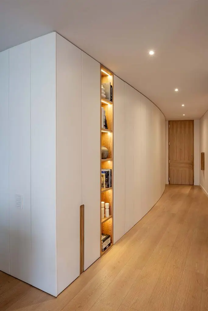 Interiorismo cálido: un apartamento remodelado para borrar los límites con el paisaje