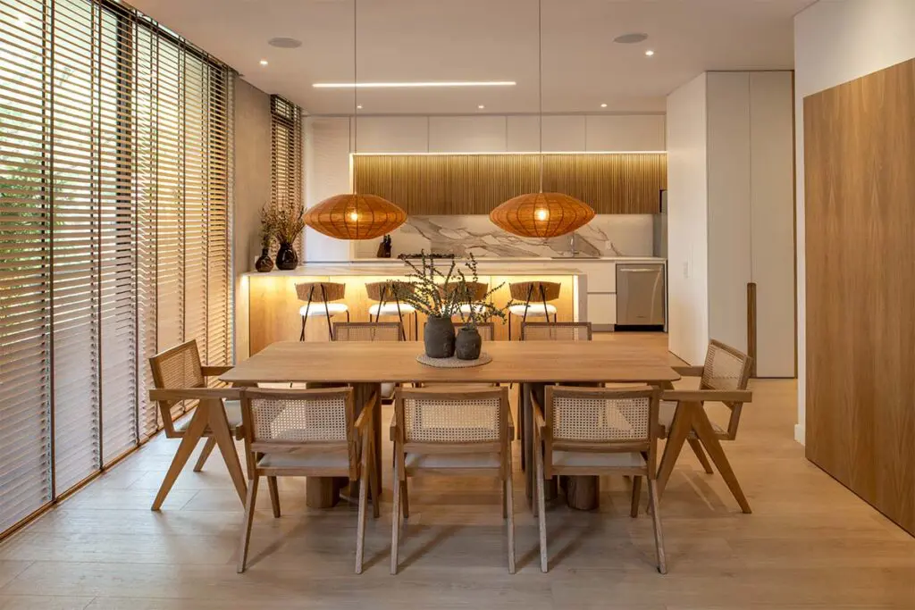 Interiorismo cálido: un apartamento remodelado para borrar los límites con el paisaje