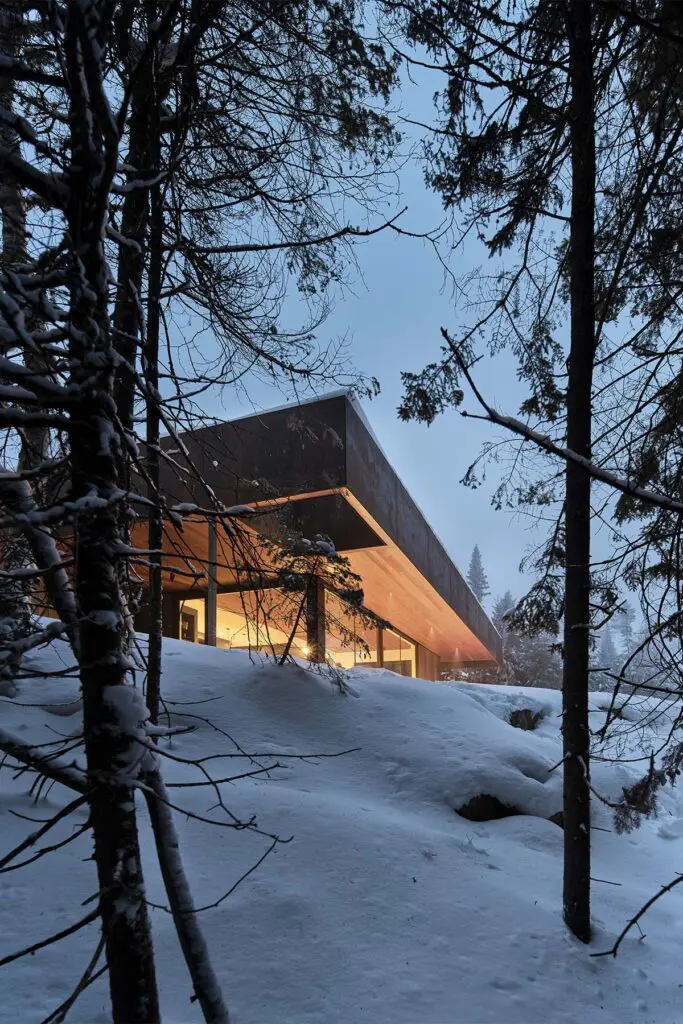 Entre pinos, rocas y nieve, esta cabaña es un refugio perfecto