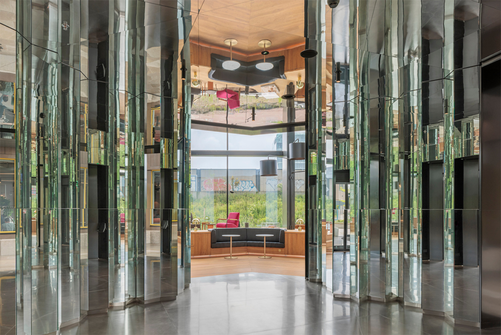 El diseño de este atrio es un equilibrio entre historia y modernidad