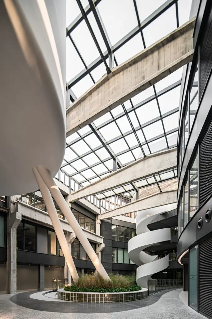 La transformación de una antigua fábrica de china en una oficina rodeada de un jardín