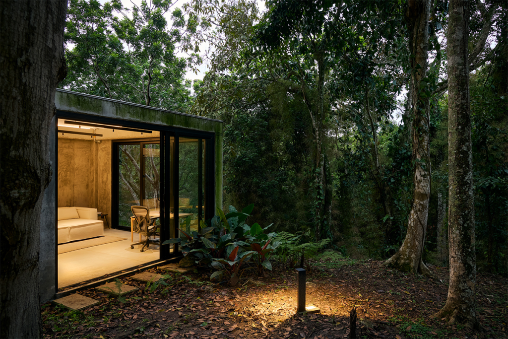 Estas oficinas son una serie de volúmenes inmersos en la naturaleza Estas oficinas son una serie de volúmenes inmersos en la naturaleza