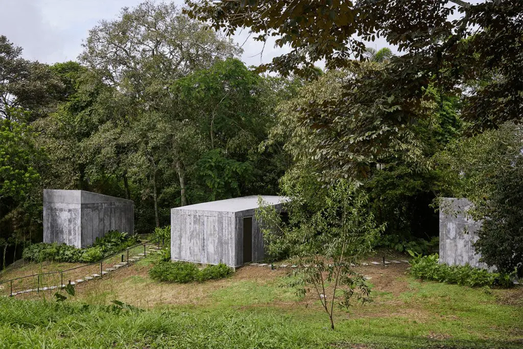 Estas oficinas son una serie de volúmenes inmersos en la naturaleza