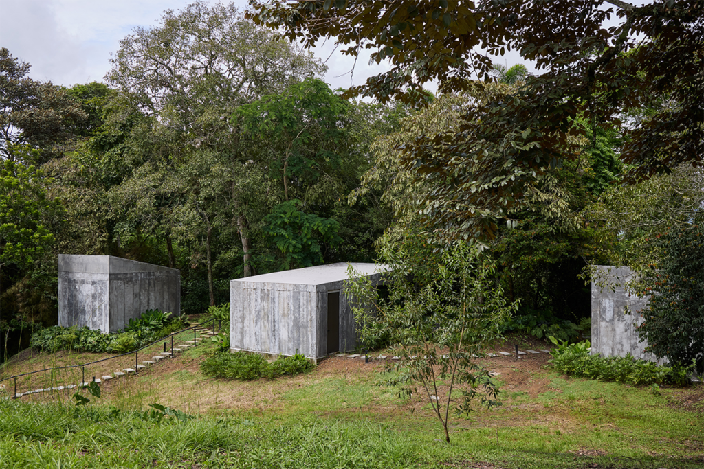 Estas oficinas son una serie de volúmenes inmersos en la naturaleza Estas oficinas son una serie de volúmenes inmersos en la naturaleza