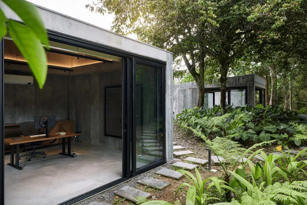 Estas oficinas son una serie de volúmenes inmersos en la naturaleza