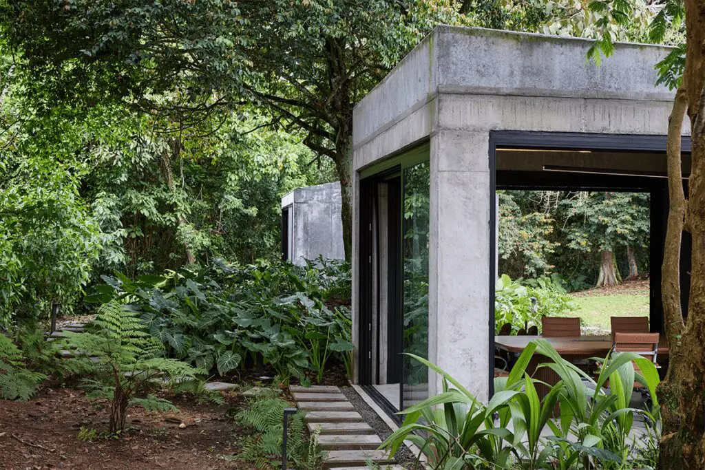 Estas oficinas son una serie de volúmenes inmersos en la naturaleza