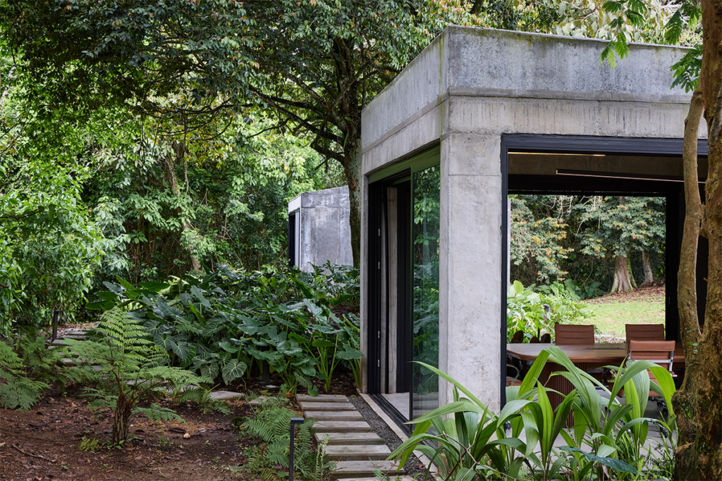 Estas oficinas son una serie de volúmenes inmersos en la naturaleza Estas oficinas son una serie de volúmenes inmersos en la naturaleza