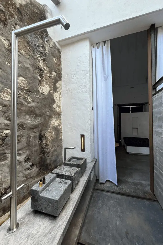 Un baño ‘que no parece un baño’ de octubre arquitectura