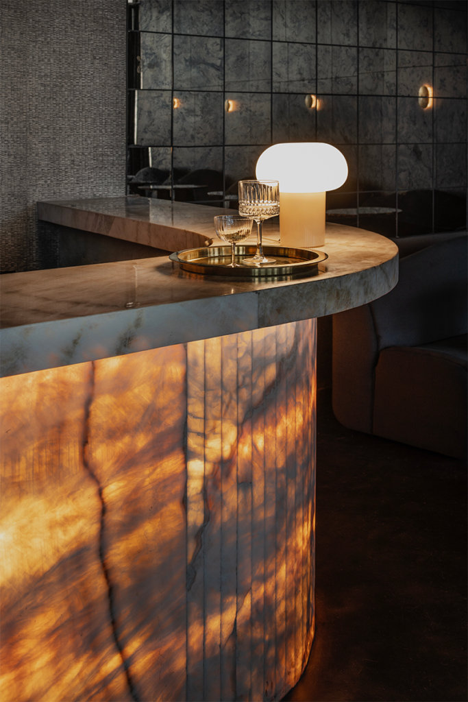 Este es el diseño de un bar en bogotá que revive los años veinte