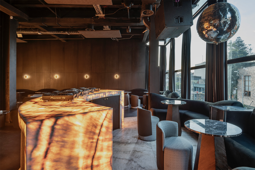 Este es el diseño de un bar en bogotá que revive los años veinte