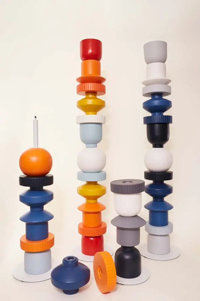 Una columna colorida, decorativa y funcional creada por una diseñadora colombiana