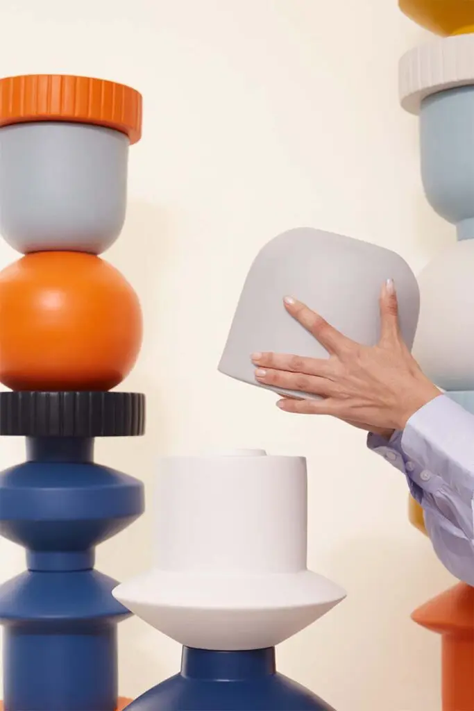 Una columna colorida, decorativa y funcional creada por una diseñadora colombiana