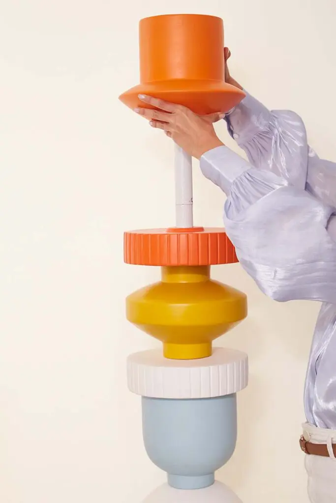 Una columna colorida, decorativa y funcional creada por una diseñadora colombiana