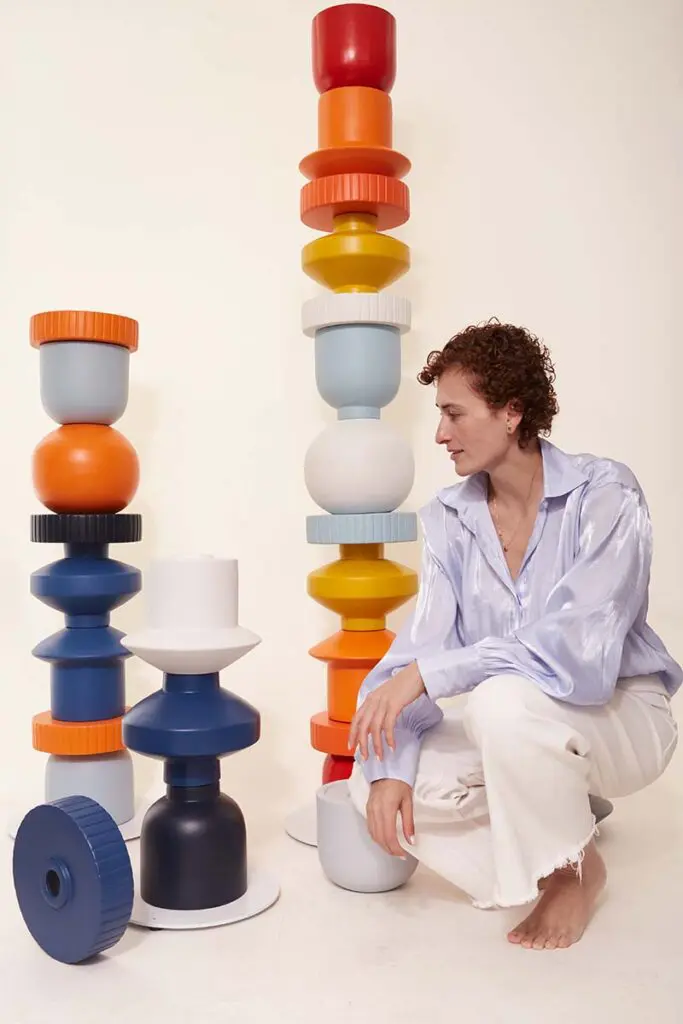 Una columna colorida, decorativa y funcional creada por una diseñadora colombiana