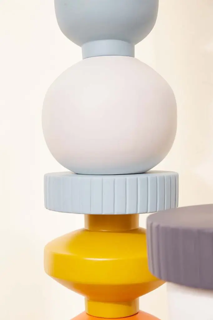 Una columna colorida, decorativa y funcional creada por una diseñadora colombiana