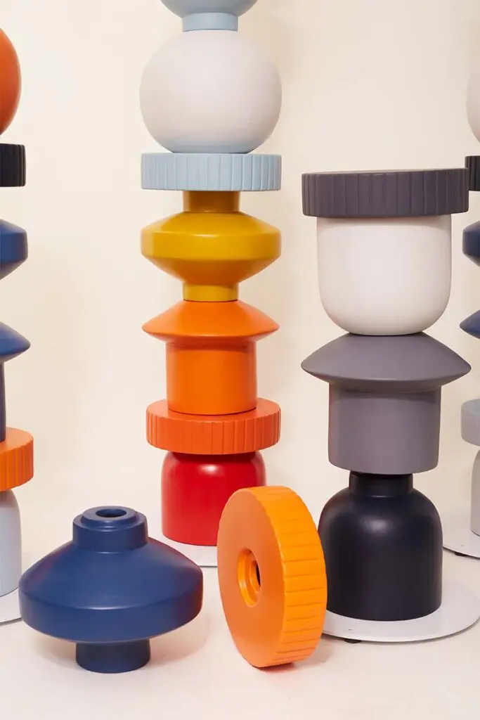 Una columna colorida, decorativa y funcional creada por una diseñadora colombiana