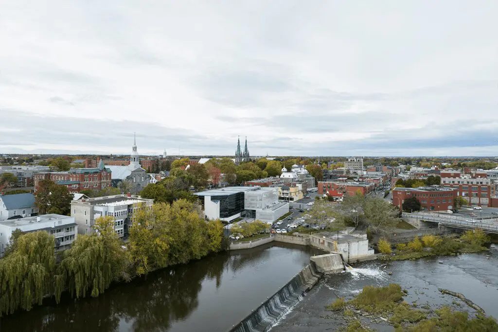 Una biblioteca en canadá con un diseño que combina el pragmatismo y la creatividad