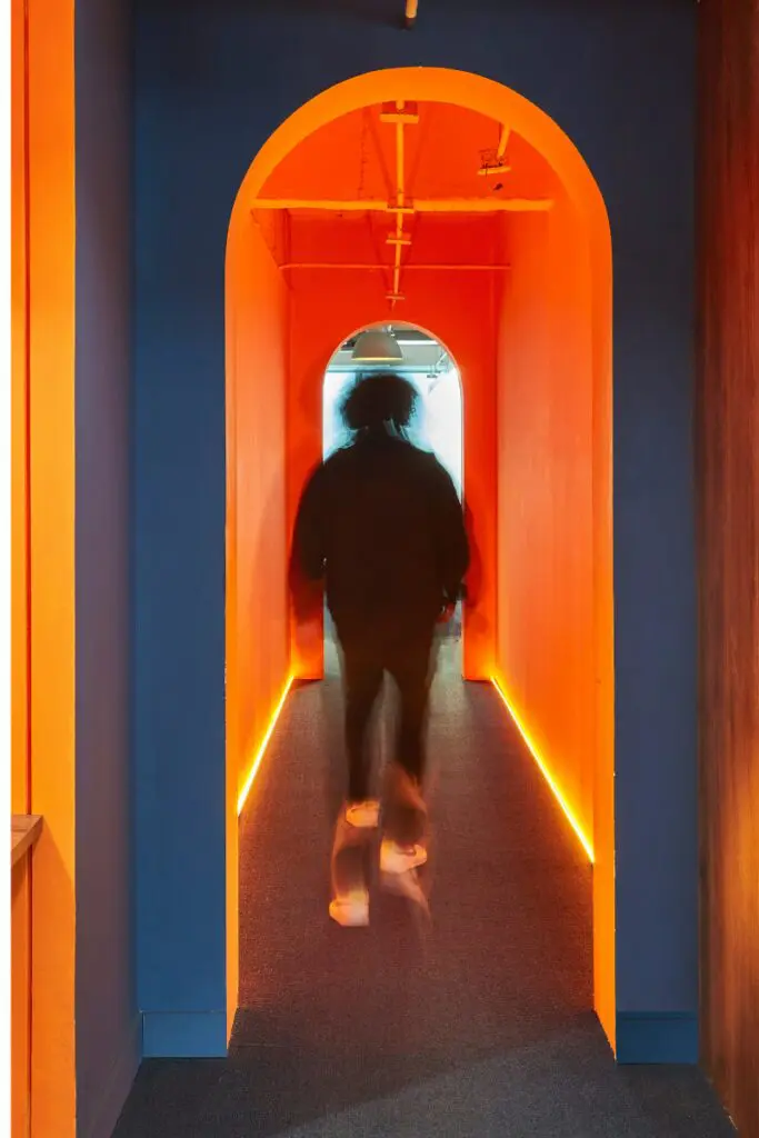 Estas oficinas con estilo cinematográfico son una experiencia para los sentidos