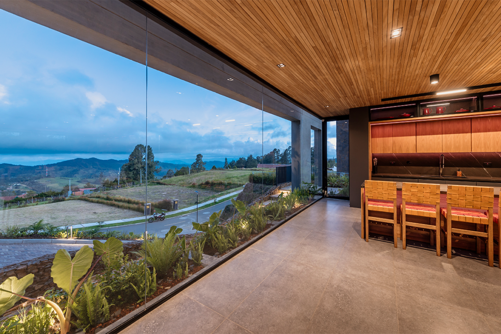 Casa c179: apertura y sofisticación en las montañas de envigado, antioquia