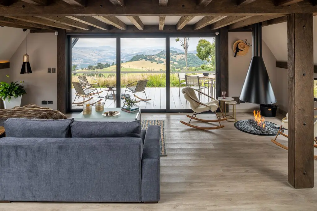 Una cabaña reinterpretada: su interior alude a una domesticidad recogida Una cabaña reinterpretada: su interior alude a una domesticidad recogida