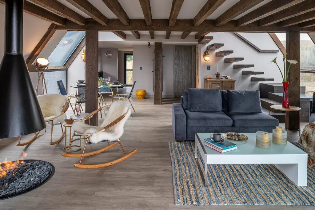 Una cabaña reinterpretada: su interior alude a una domesticidad recogida Una cabaña reinterpretada: su interior alude a una domesticidad recogida