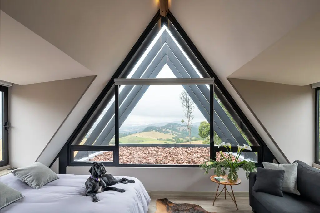 Una cabaña reinterpretada: su interior alude a una domesticidad recogida Una cabaña reinterpretada: su interior alude a una domesticidad recogida