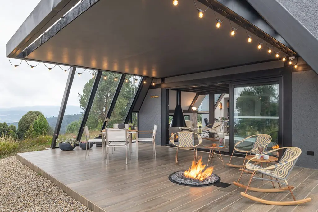 Una cabaña reinterpretada: su interior alude a una domesticidad recogida Una cabaña reinterpretada: su interior alude a una domesticidad recogida