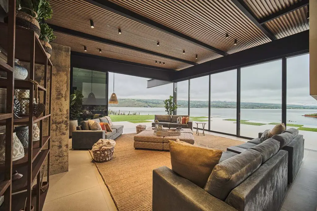 La vista hacia el lago calima es la protagonista de esta casa en el valle del cauca La vista hacia el lago calima es la protagonista de esta casa en el valle del cauca