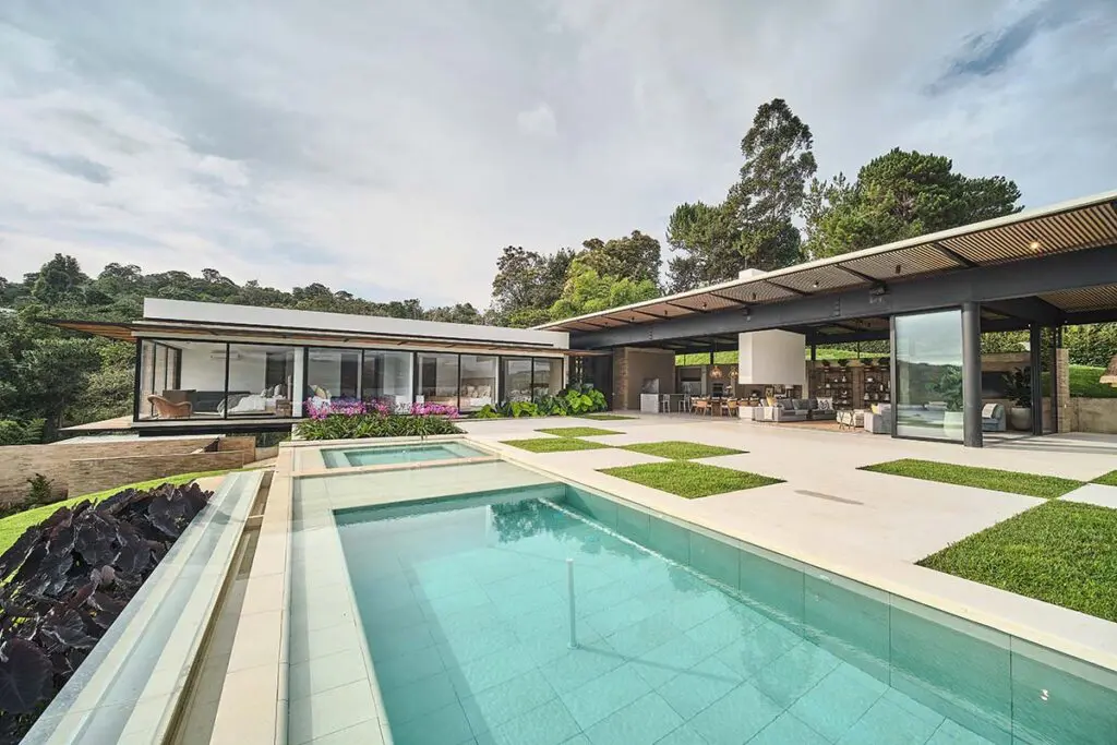 La vista hacia el lago calima es la protagonista de esta casa en el valle del cauca La vista hacia el lago calima es la protagonista de esta casa en el valle del cauca