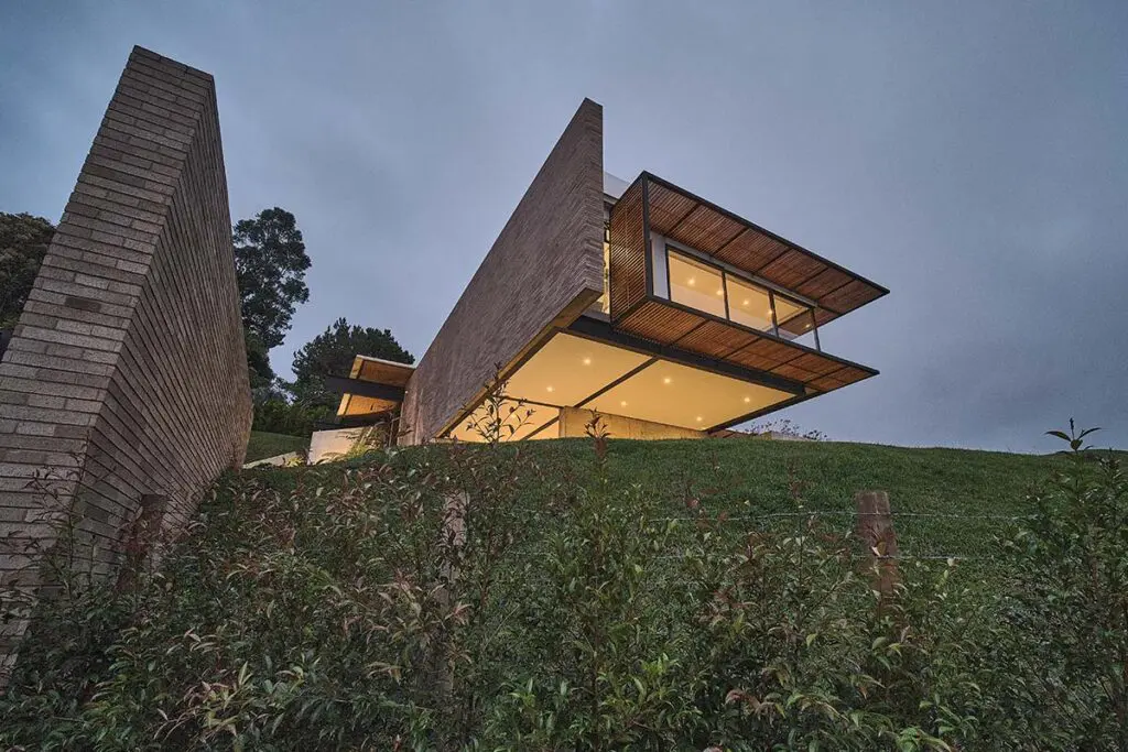 La vista hacia el lago calima es la protagonista de esta casa en el valle del cauca La vista hacia el lago calima es la protagonista de esta casa en el valle del cauca