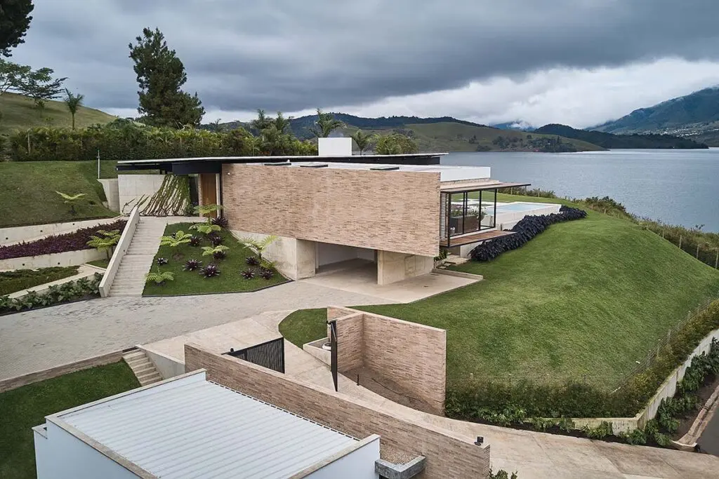 La vista hacia el lago calima es la protagonista de esta casa en el valle del cauca La vista hacia el lago calima es la protagonista de esta casa en el valle del cauca