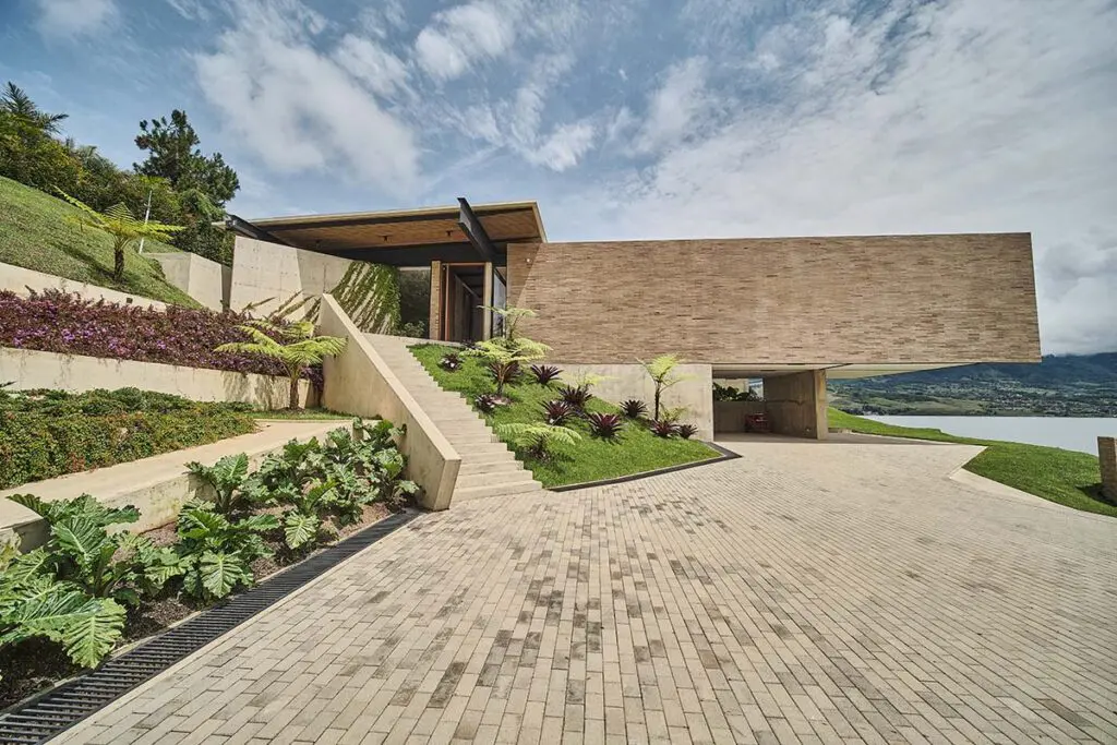 La vista hacia el lago calima es la protagonista de esta casa en el valle del cauca La vista hacia el lago calima es la protagonista de esta casa en el valle del cauca