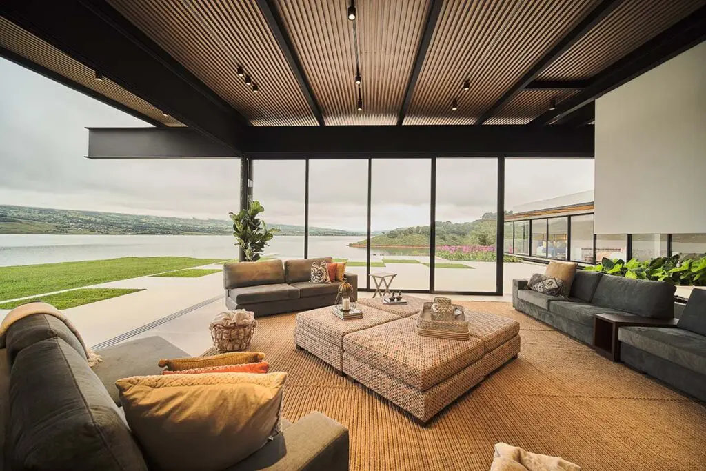 La vista hacia el lago calima es la protagonista de esta casa en el valle del cauca La vista hacia el lago calima es la protagonista de esta casa en el valle del cauca