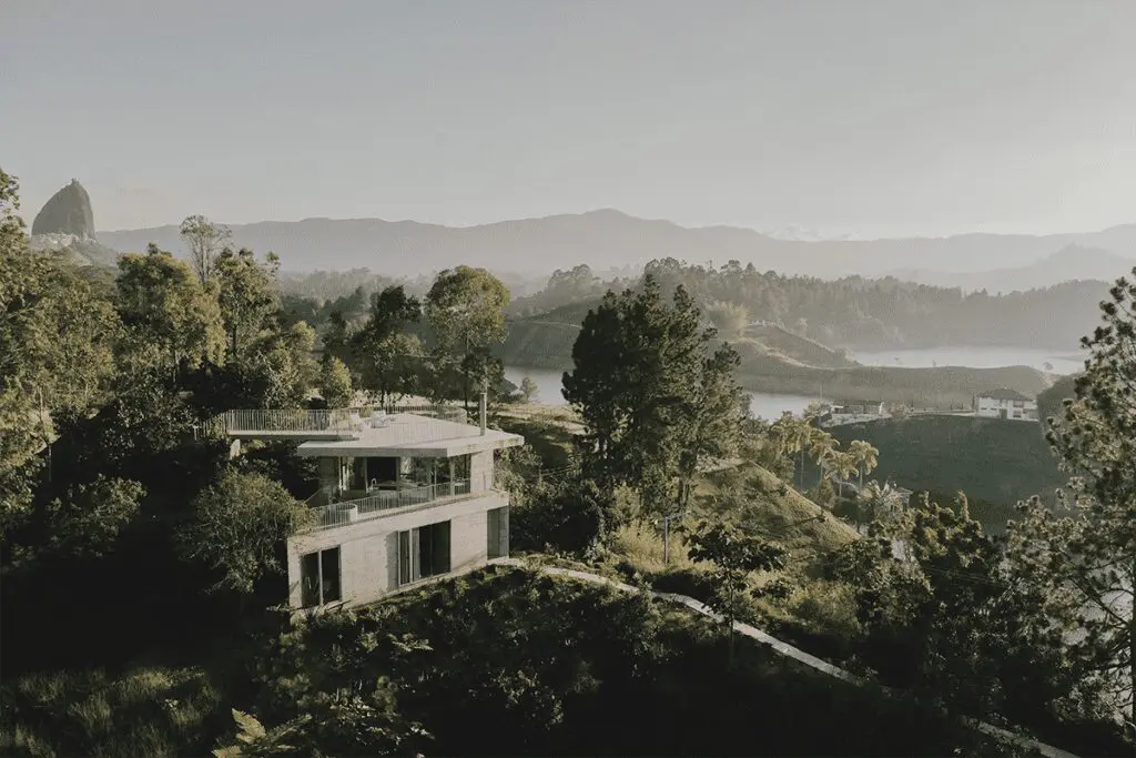 Esta casa en la punta de la montaña se integra de tres formas a al paisaje en antioquia Esta casa en la punta de la montaña se integra de tres formas a al paisaje en antioquia