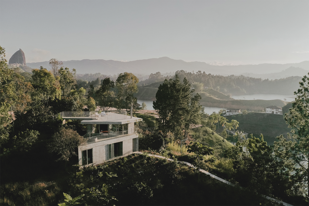 Esta casa en la punta de la montaña se integra de tres formas a al paisaje en antioquia