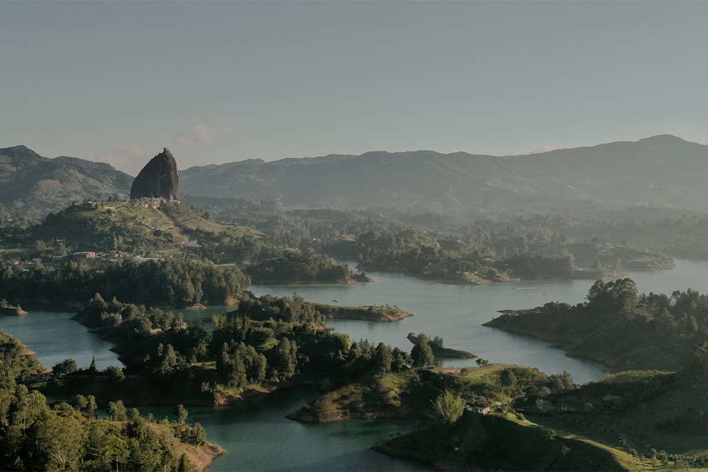 Esta casa en la punta de la montaña se integra de tres formas a al paisaje en antioquia