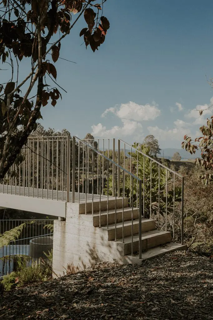 Esta casa en la punta de la montaña se integra de tres formas a al paisaje en antioquia Esta casa en la punta de la montaña se integra de tres formas a al paisaje en antioquia
