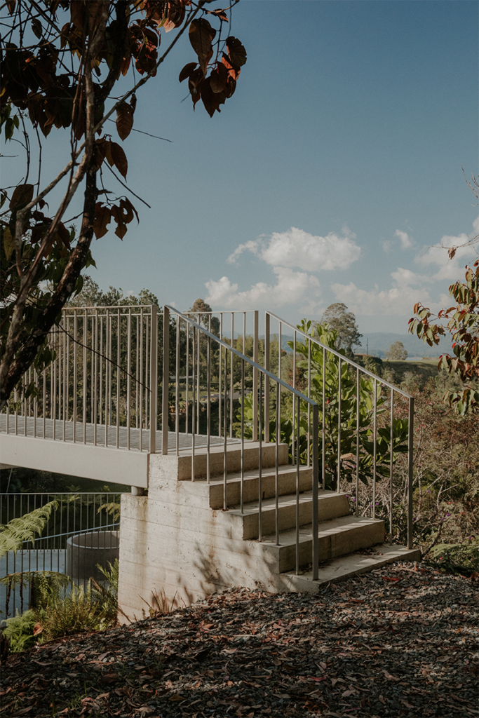 Esta casa en la punta de la montaña se integra de tres formas a al paisaje en antioquia
