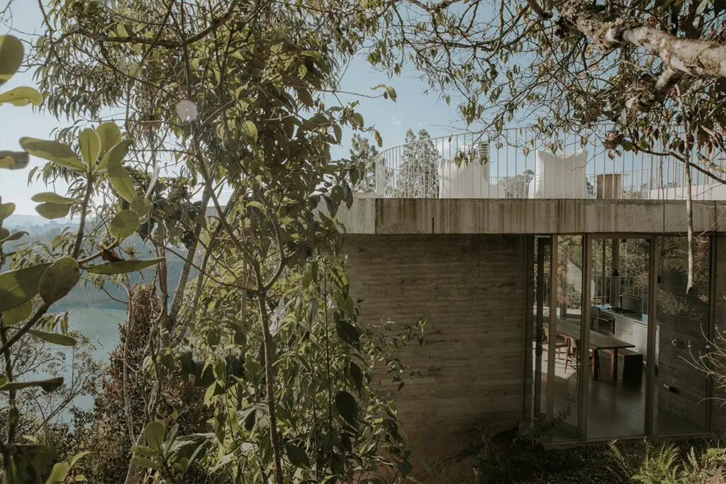 Esta casa en la punta de la montaña se integra de tres formas a al paisaje en antioquia Esta casa en la punta de la montaña se integra de tres formas a al paisaje en antioquia