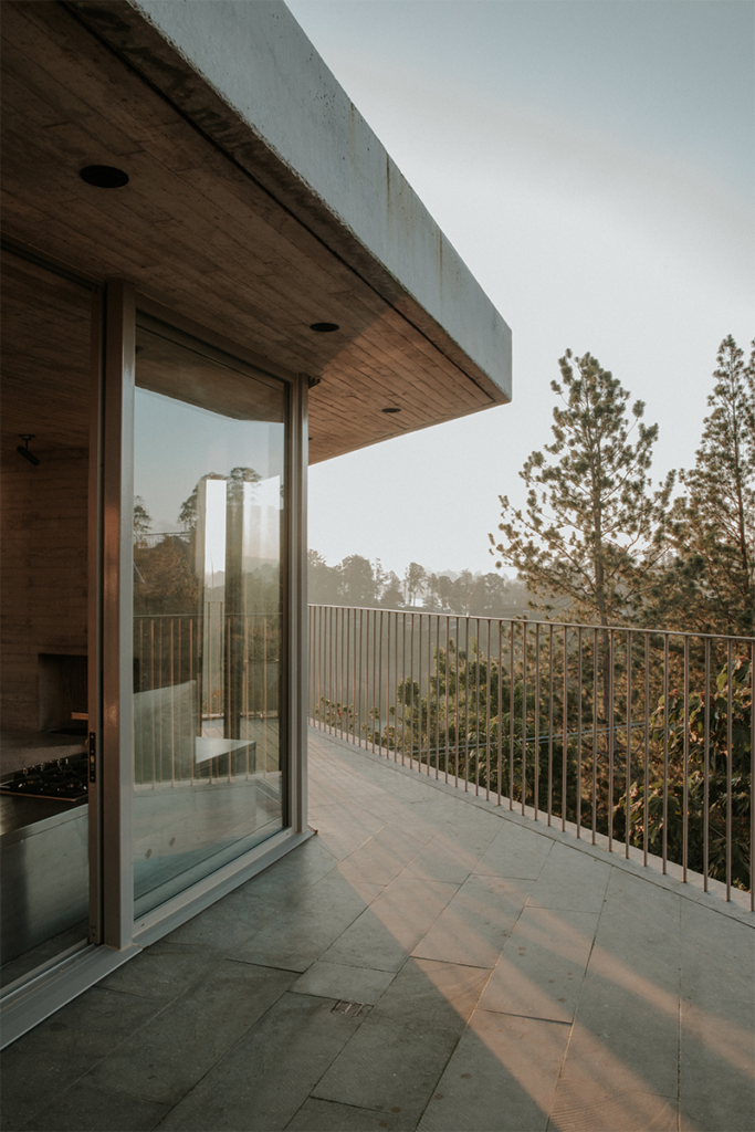 Esta casa en la punta de la montaña se integra de tres formas a al paisaje en antioquia
