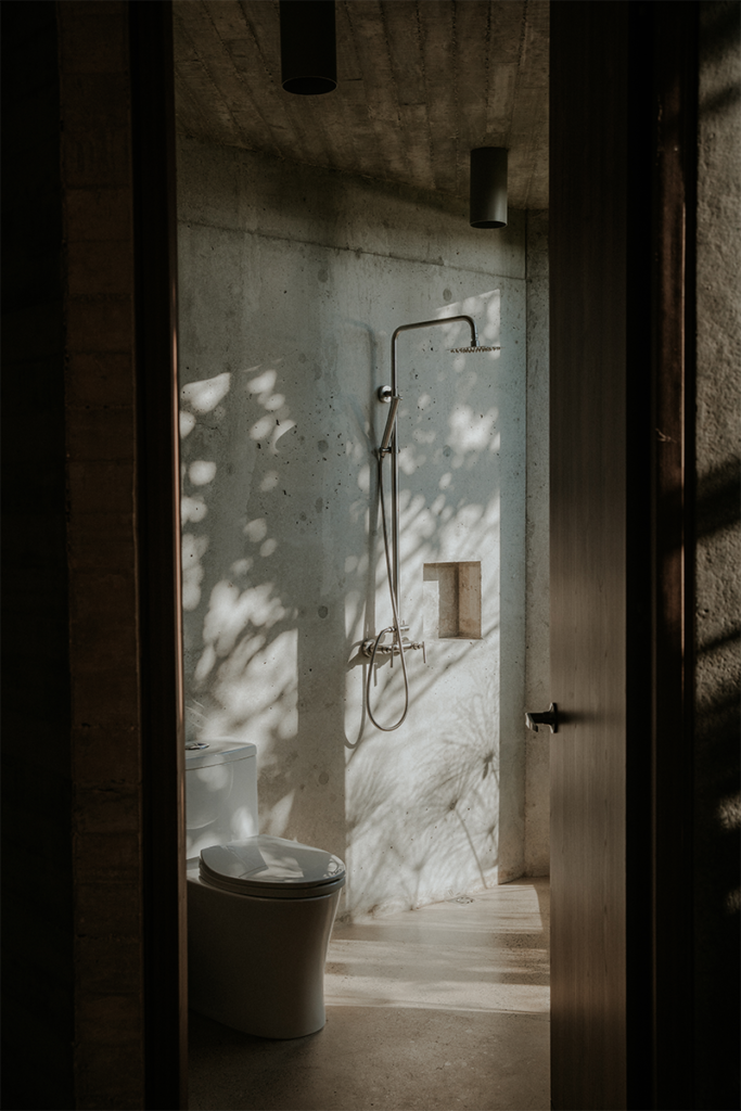 Esta casa en la punta de la montaña se integra de tres formas a al paisaje en antioquia