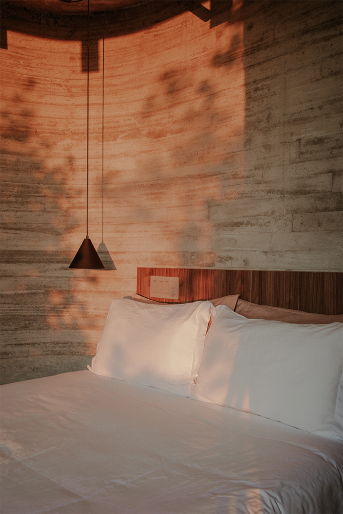 Esta casa en la punta de la montaña se integra de tres formas a al paisaje en antioquia