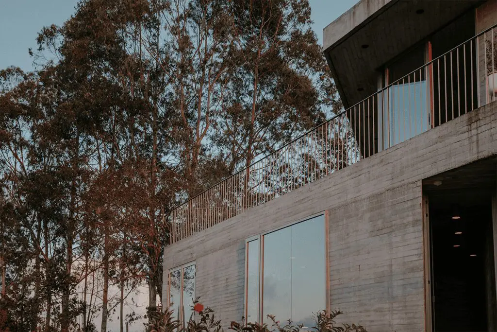 Esta casa en la punta de la montaña se integra de tres formas a al paisaje en antioquia Esta casa en la punta de la montaña se integra de tres formas a al paisaje en antioquia