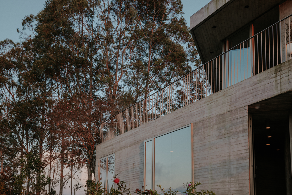Esta casa en la punta de la montaña se integra de tres formas a al paisaje en antioquia
