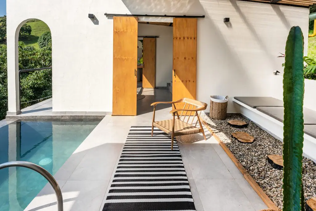 Arquitectura casa en la mesa recorrida en secuencia, sin corredor.