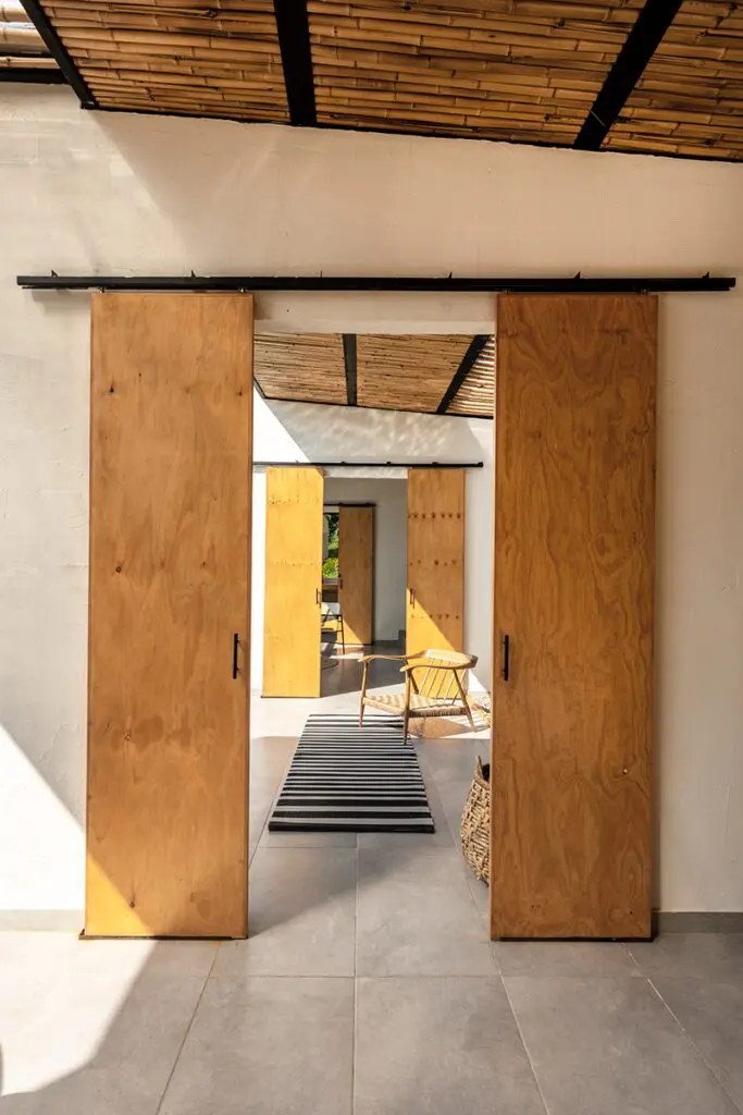 La arquitectura de esta casa propone un recorrido cinematográfico